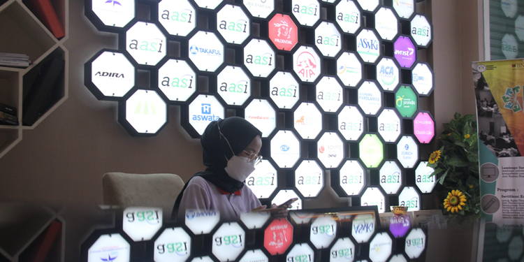 OJK Catat Asuransi Syariah Raih Premi Rp17,63 Triliun