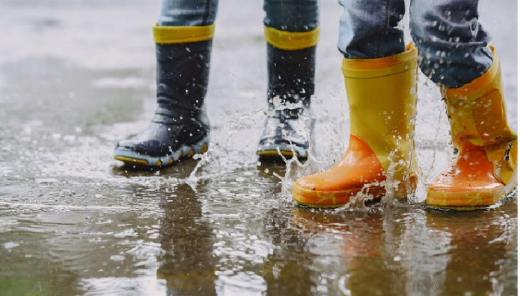Hukum Percikan Najis dari Genangan Air Hujan di Jalanan