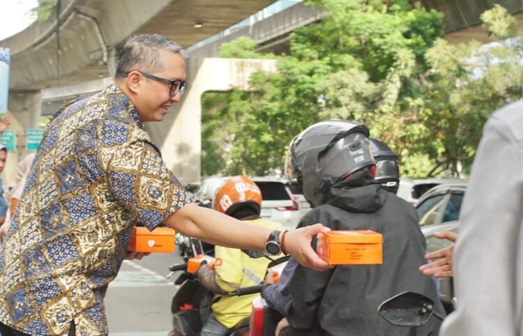 Bank Muamalat Berbagi Takjil untuk Masyarakat
