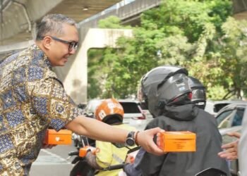 Bank Muamalat Berbagi Takjil untuk Masyarakat