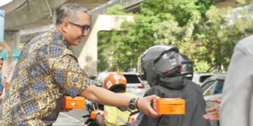 Bank Muamalat Berbagi Takjil untuk Masyarakat