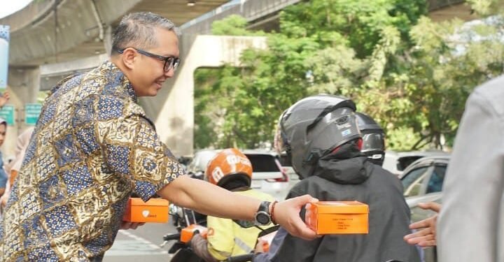 Bank Muamalat Berbagi Takjil untuk Masyarakat