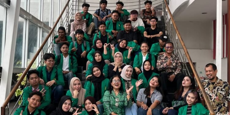 Belajar Ilmu Komunikasi Tak Cukup di Ruang Kelas